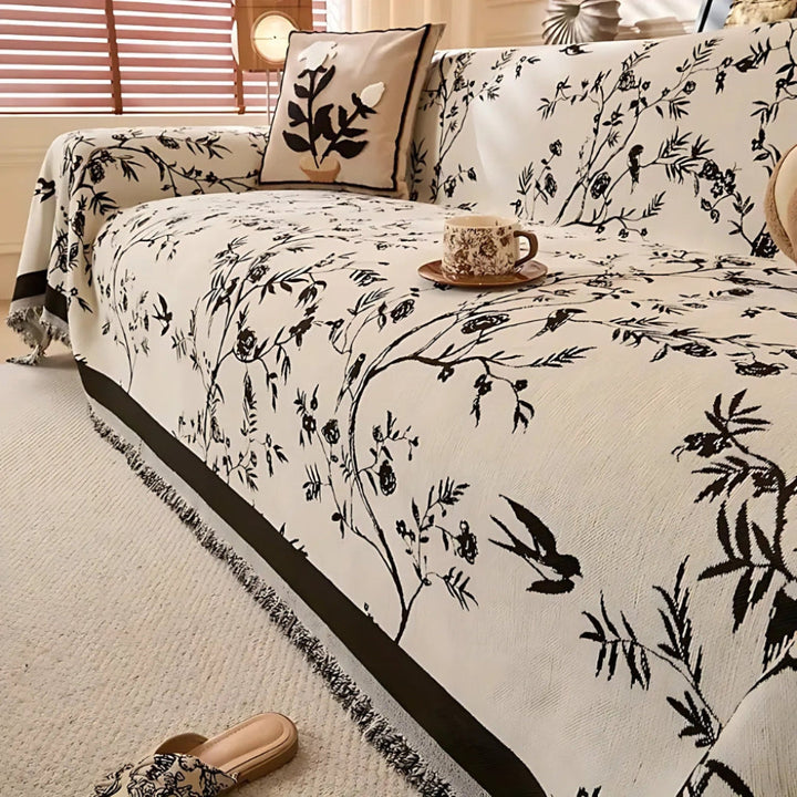 Elegant blommönstrad pläd med fransdetalj