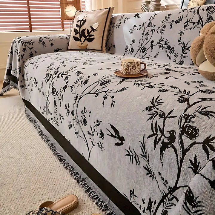 Elegant blommönstrad pläd med fransdetalj