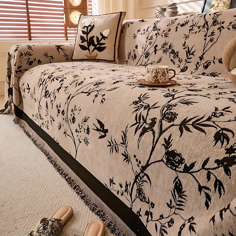 Elegant blommönstrad pläd med fransdetalj