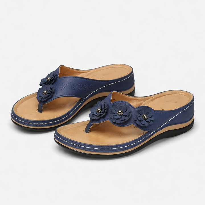 Vinklad Flip-Flop Sandal Med Blommor Detalj