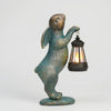 Stående Kaninstaty Med Lantern