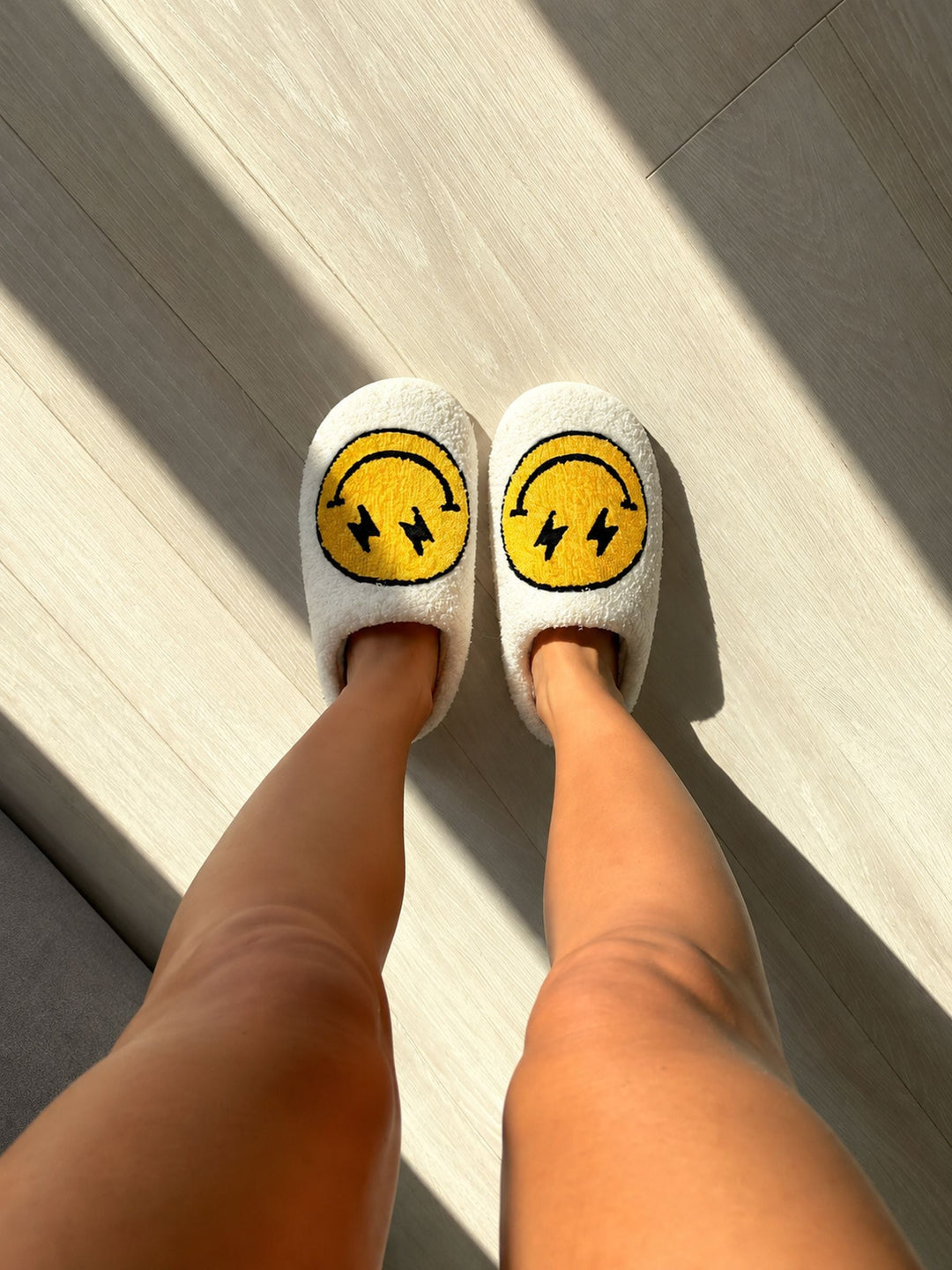 Tofflor med platåsula och smiley för dam