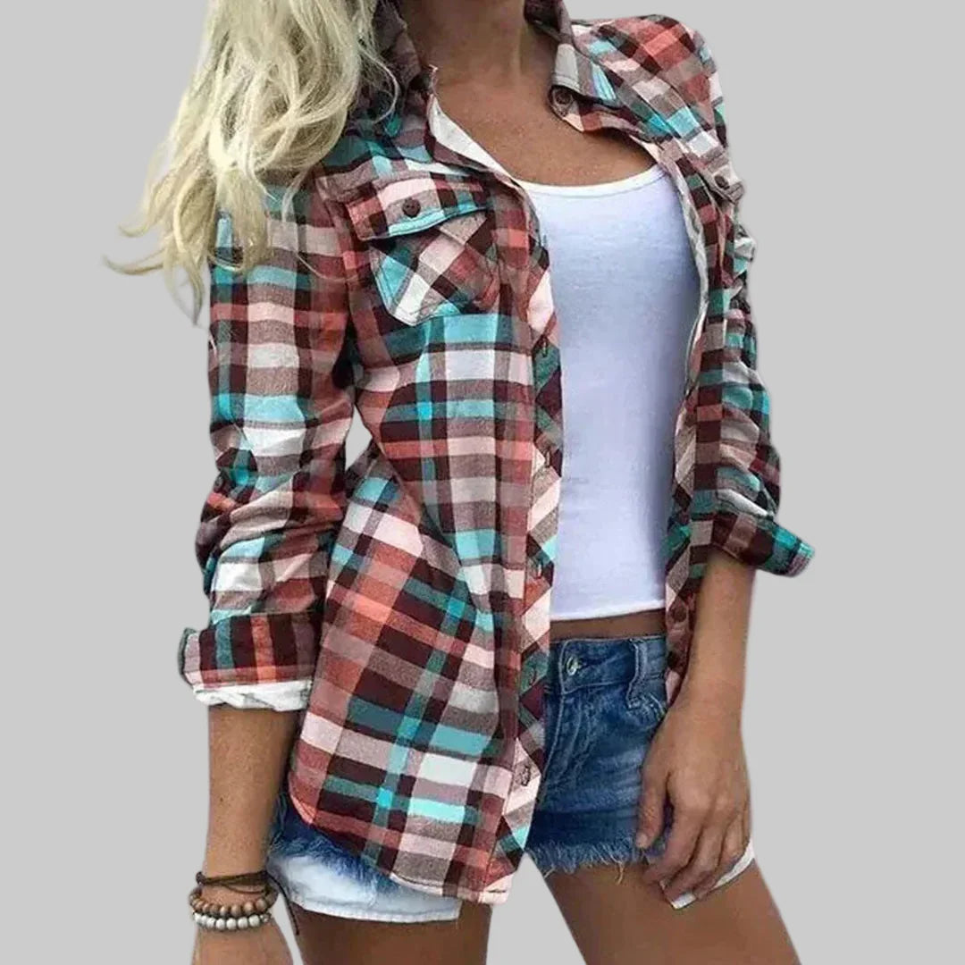 Kvinnors blus med tidlös rutdesign