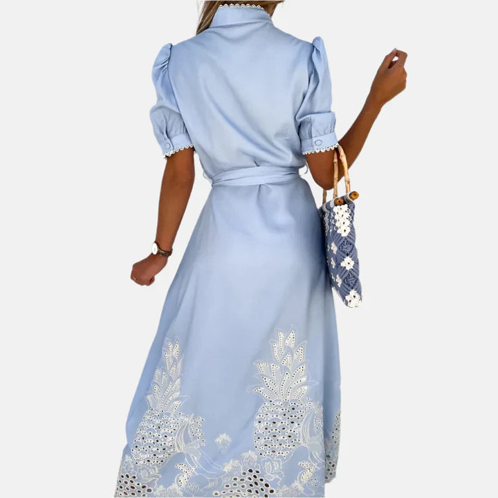 Kvinnors Broderad Blå Klänning med Eleganta Detaljer