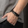 Graverat flätat armband med flera trådar