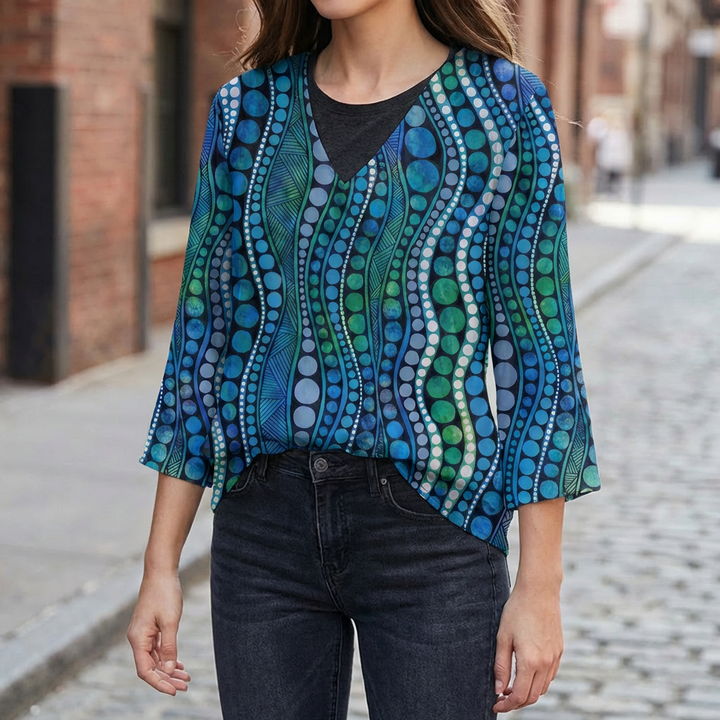 Abstrakt Polkadot Blus med Smickrande V-Ringning