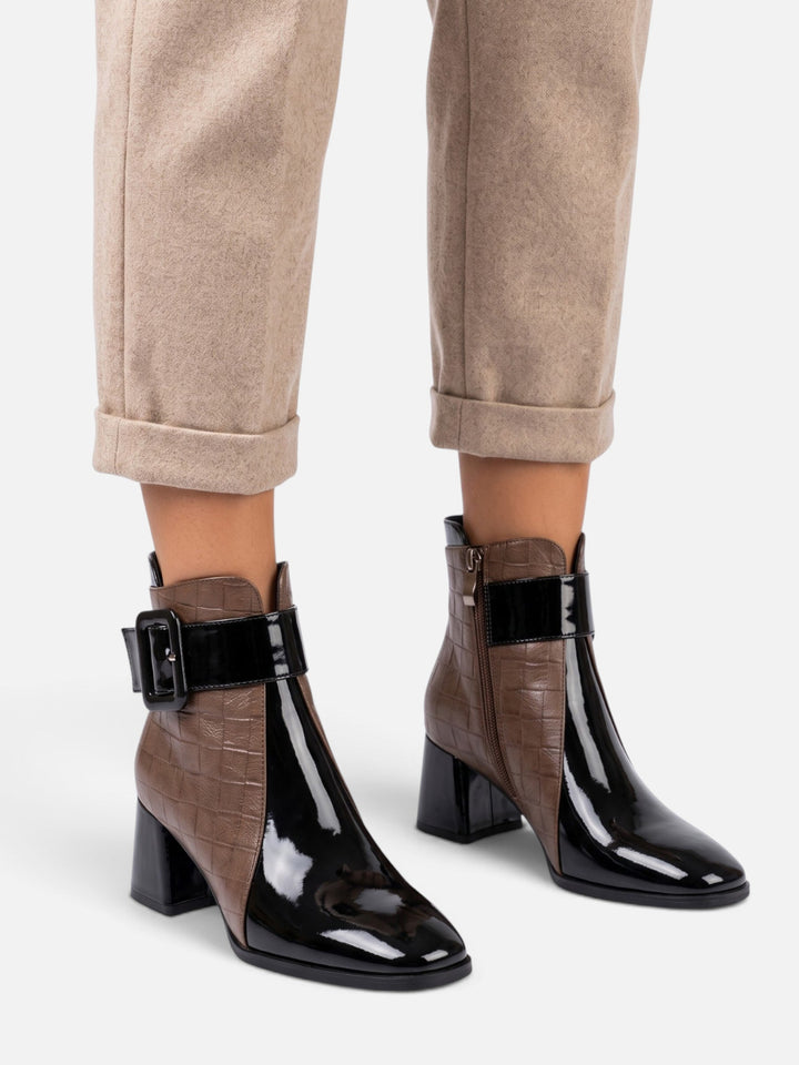 Lackboots med krokodilmönster och spänne för dam