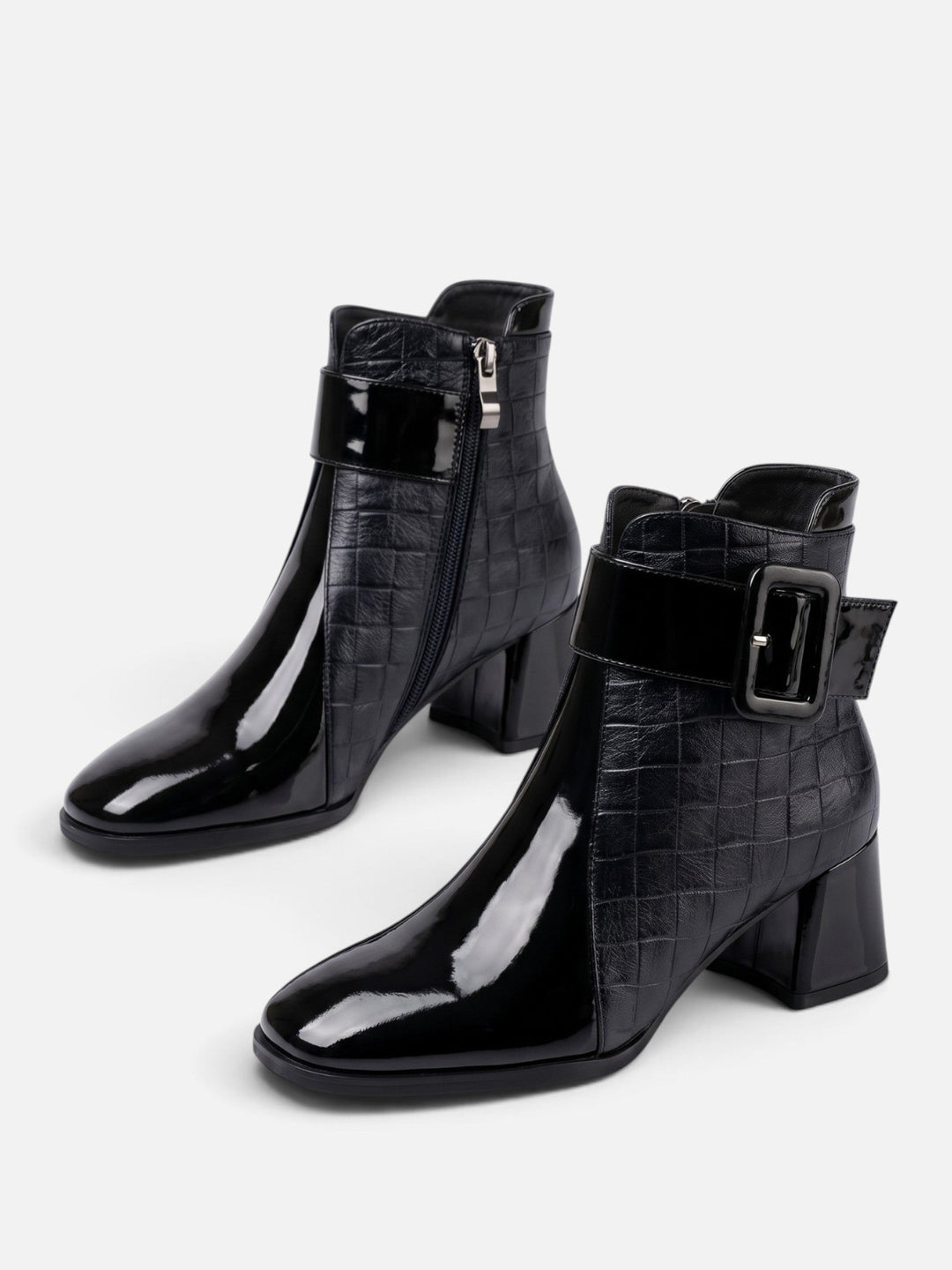 Lackboots med krokodilmönster och spänne för dam