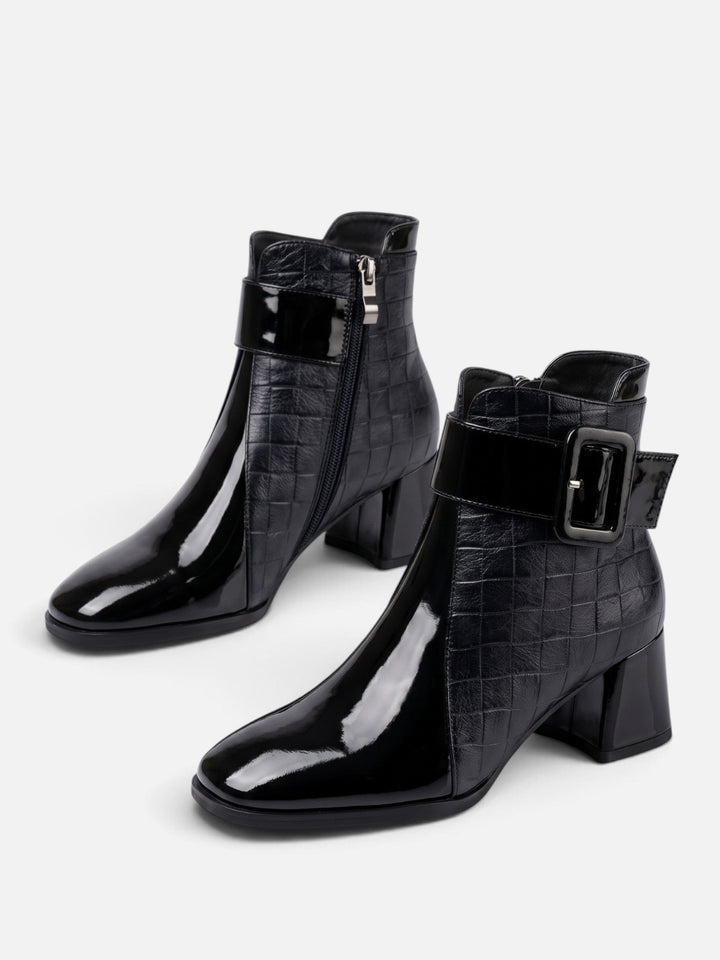 Lackboots med krokodilmönster och spänne för dam