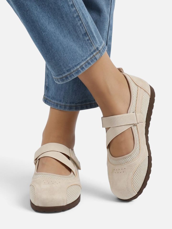 Sneakerina-ballerinaskor i mesh med korsade remmar för dam